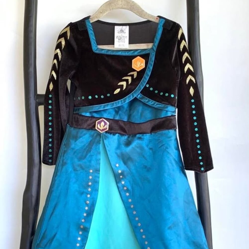 Disney Store Queen Anna from Frozen 2 Dress up Costume dress and cape. Size 4